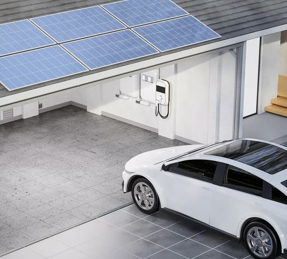 Ein Auto steht vor einer Garage mit einer Solaranlage auf dem Dach